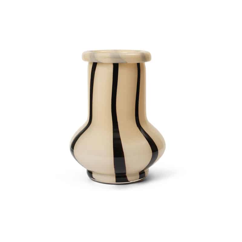 Riban vase fra ferm living i håndblåst glass i beige med sort striper