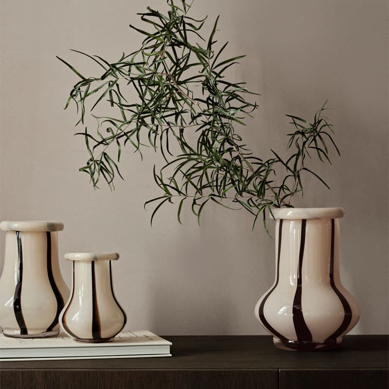Riban vase fra ferm living i håndblåst glass i beige med sort striper