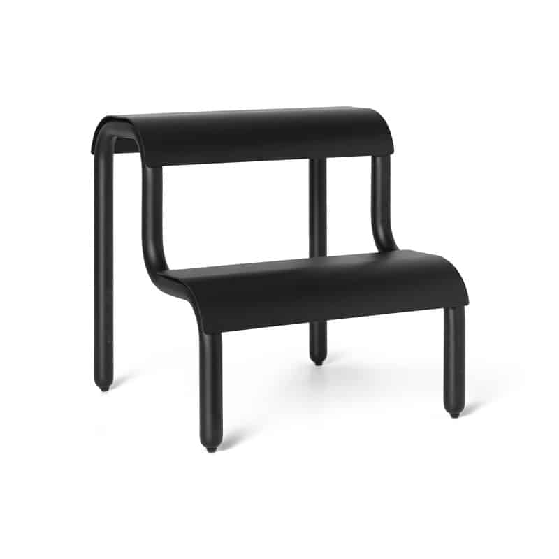 krakk med to trappetrinn i sort pulverlakkert sort fra ferm living