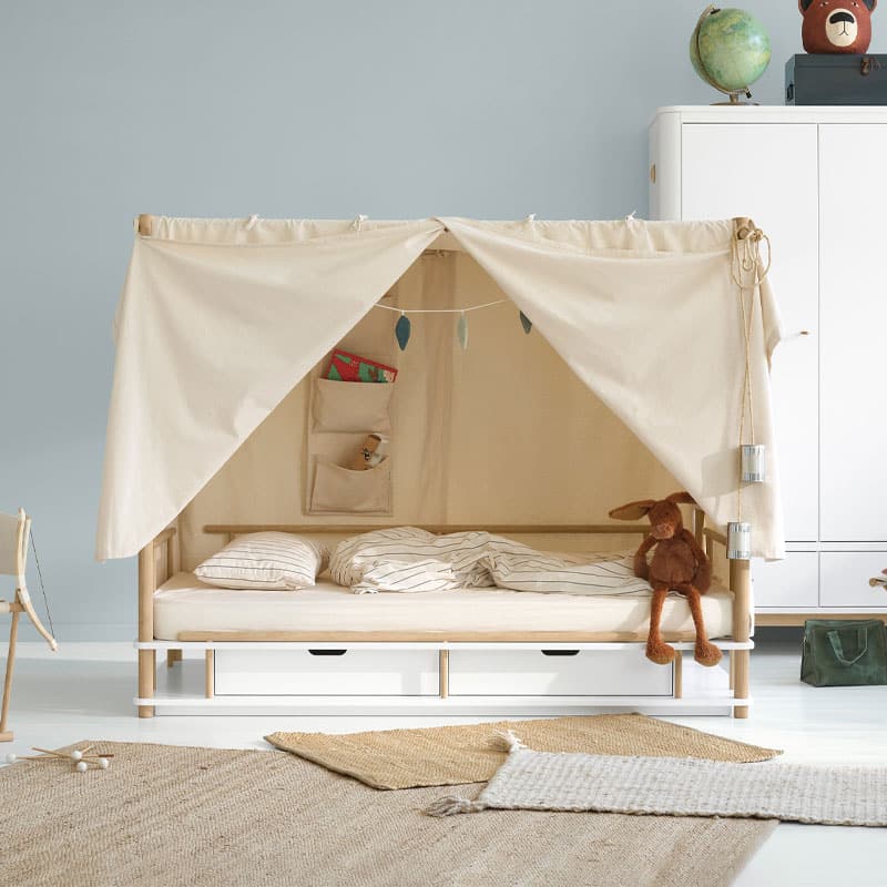 Oliver furniture camp himmelseng I eik og hvit mdf med lys canvas sengehimmel