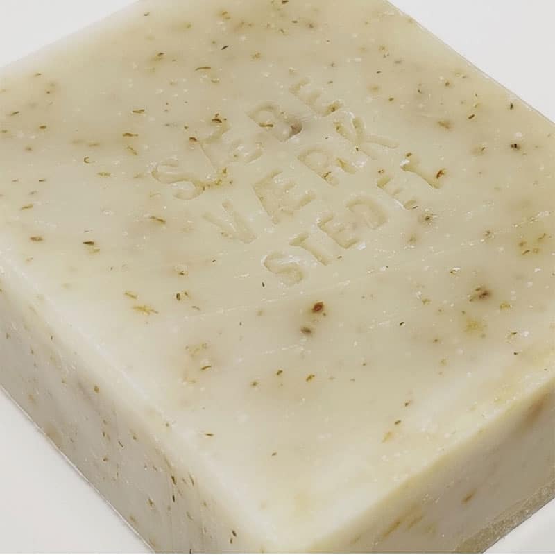 Håndlaget såpestykke med kamille og lavendel fra sæbeverkstedet