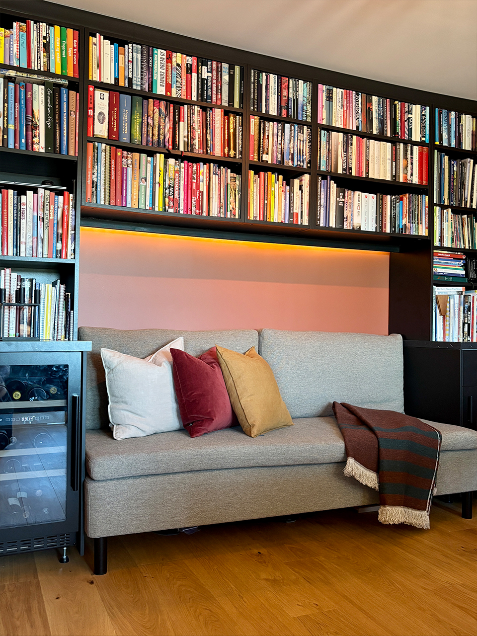 Hjemme hos Grete-bibliotek-hyller-bokhylle-lounge-sofa-verket interiør