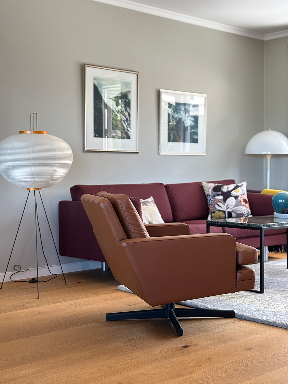 Hjemme hos Grete-mater-lenestol-fredericia ej220 sofa-vitra gulvlampe-louis poulsen gulvlampe