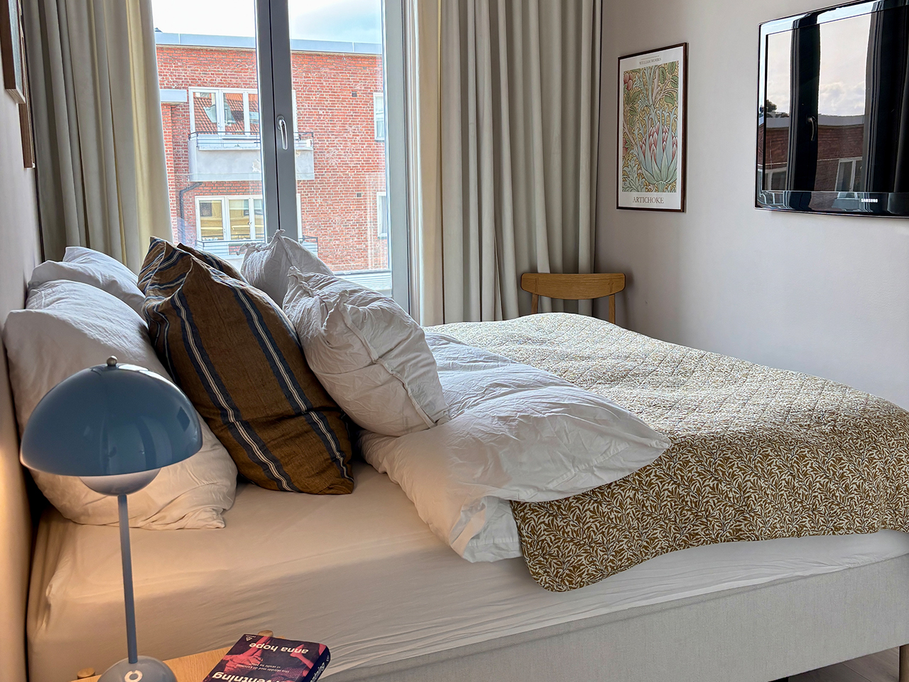 Hjemme hos Stine-carl hansen-ch23 stol-&tradition-flowerpot vp3-bordlampe-verket interiør