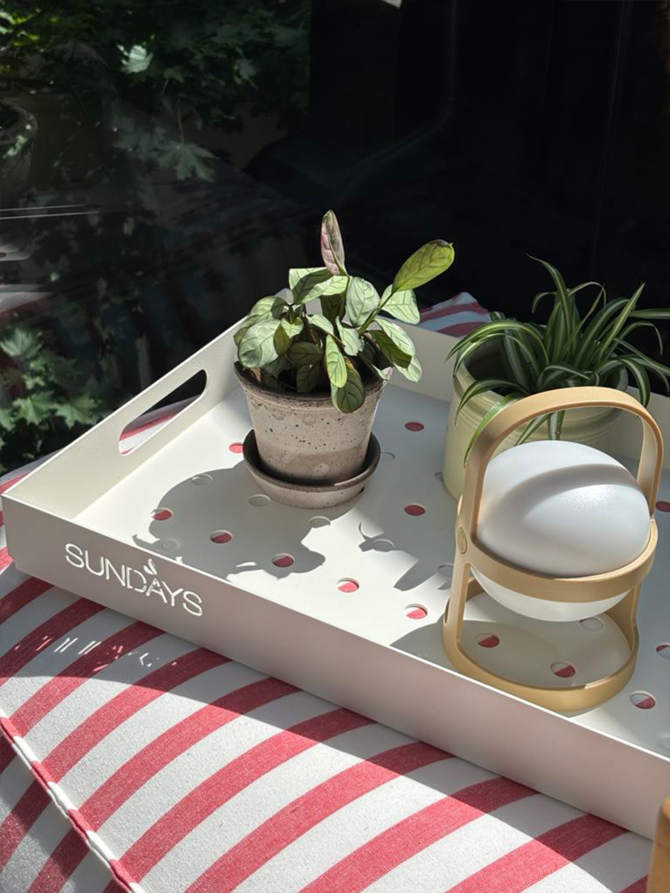 Hjemme hos Stine-uterom-hagemøbler-sundays design-serveringsbrett-bergs potter-verket interiør