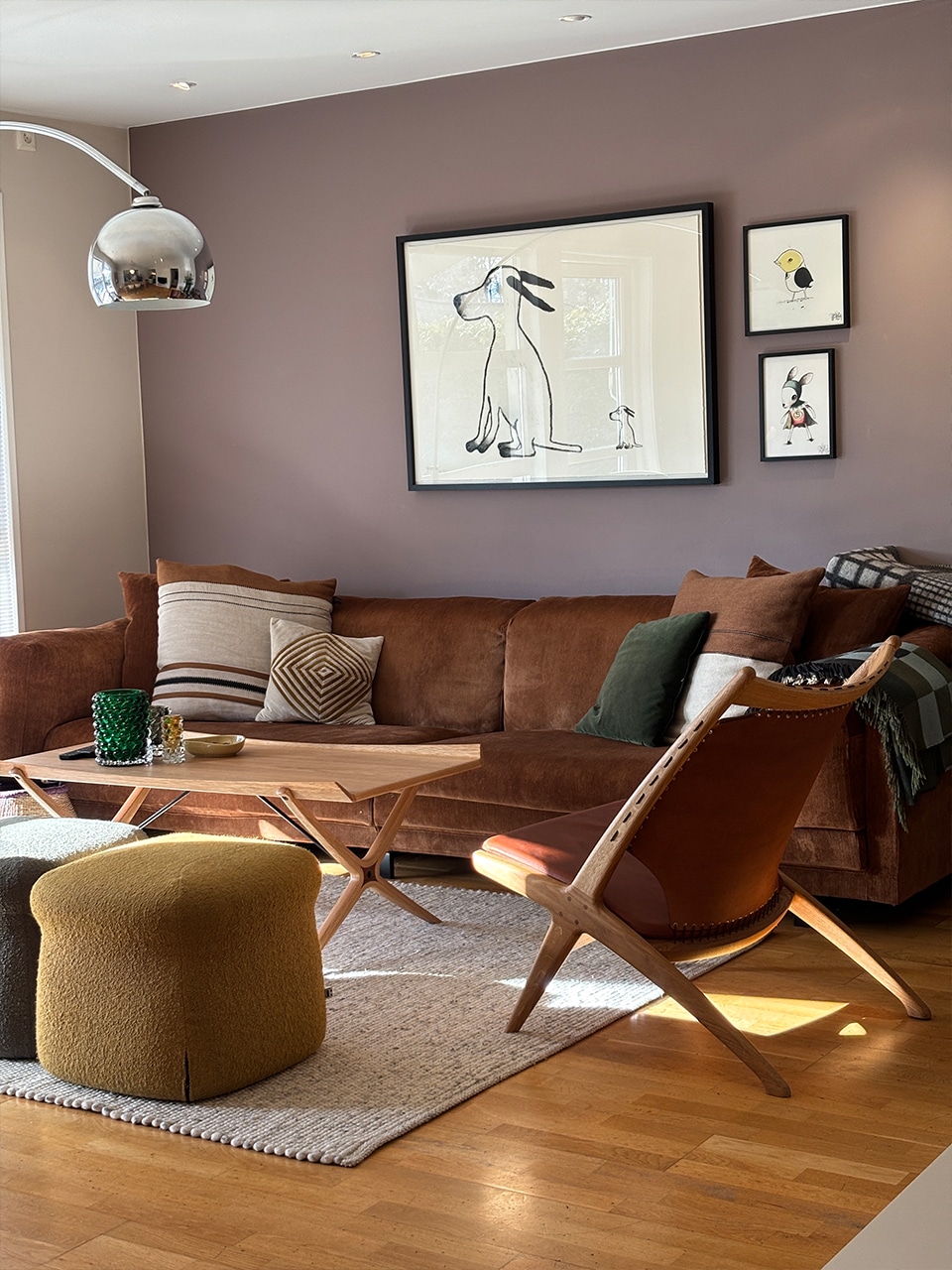 Hjemme hos-anette-tub sofa eilersen-boy puff-x sofabord &tradition-lato sidebord-liggende bilde-