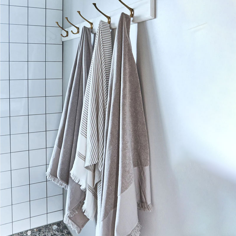 maggiore bomullshåndkle med beige og hvite striper og frynser fra compliments