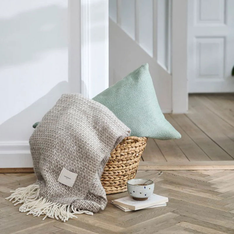 nest lammeull pledd i grått med lyse frynser fra copliments