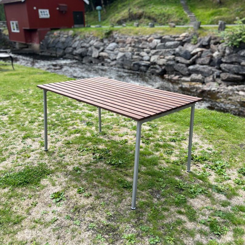 Traverse spisebord i lengde 140 cm med mørk bordplate og galvaniserte bein fra HAY