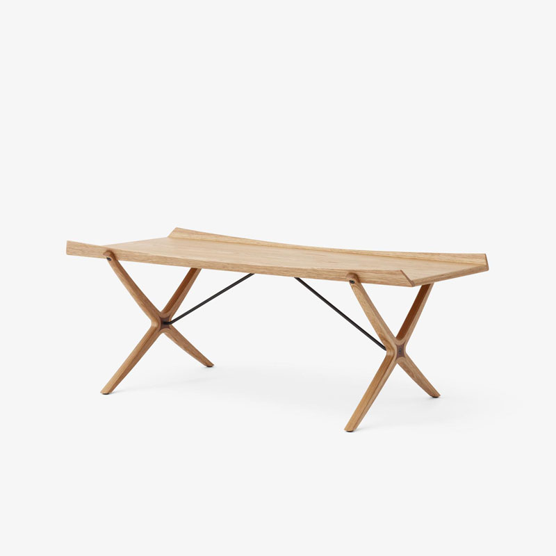 X HM13 sofabord i eik med detaljer i valnøtt fra and tradition