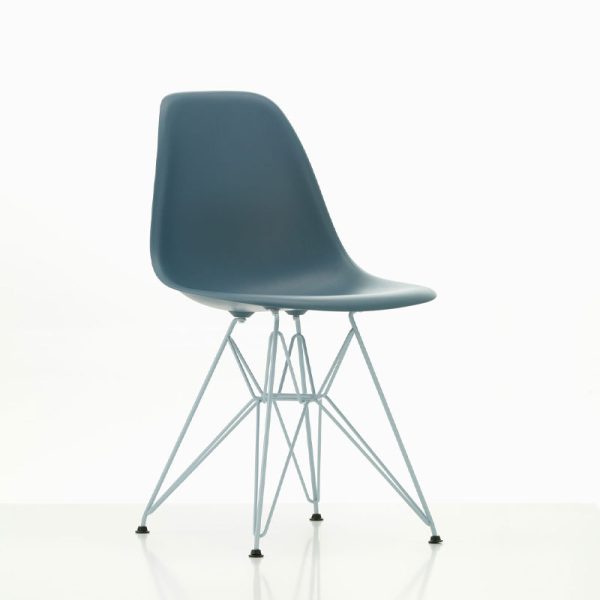 Eames plastic chair DSR RE med blått plastsrte og blått metallunderstell fra vitra