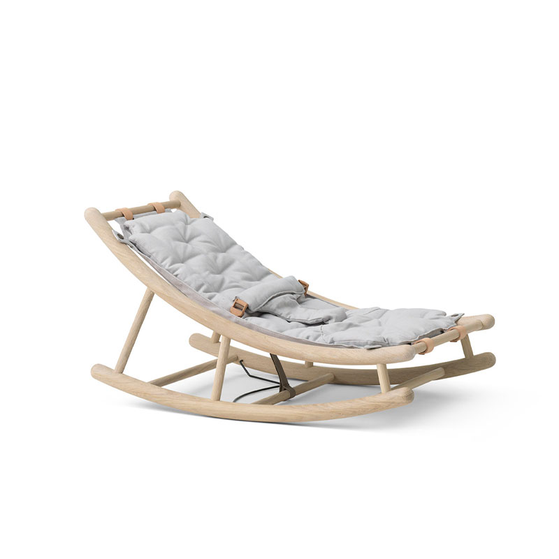 wood vippestol I eik med pute i grått fra oliver furniture