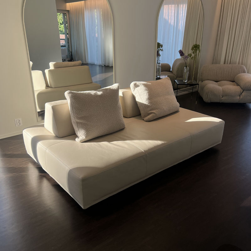 playground sofa fra eilersen i beige skinn og puter i beige boucle selges fra utstillingen