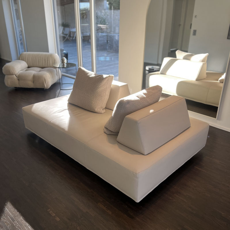 playground sofa fra eilersen i beige skinn og puter i beige boucle selges fra utstillingen