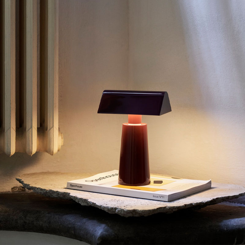 Caret oppladbar bordlampe i burgunder fra and tradition