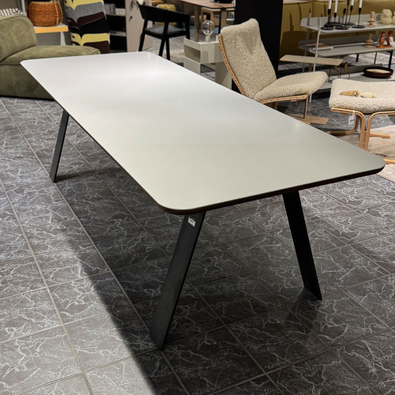 Chess spisebord med sort metallunderstell, valnøtt profil og hvit corian bordplate fra naver collection selges fra utstillingen