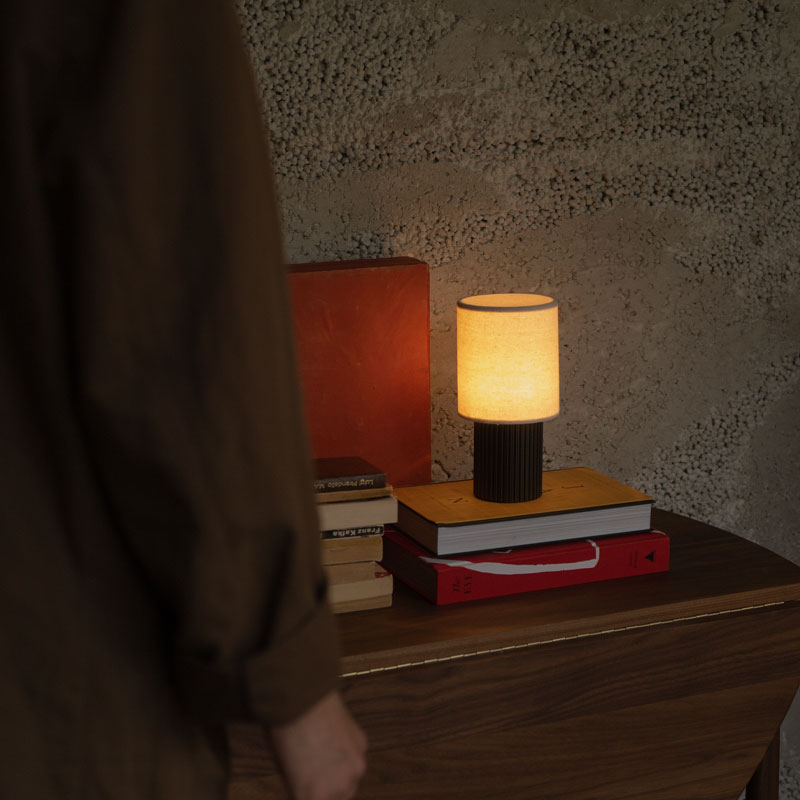 Manhattan oppladbar bordlampe i bronse med skjerm i canvas fra and tradition