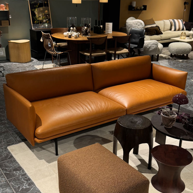 Outline 3-seter sofa i refine cognac fra Muuto selges fra utstillingen