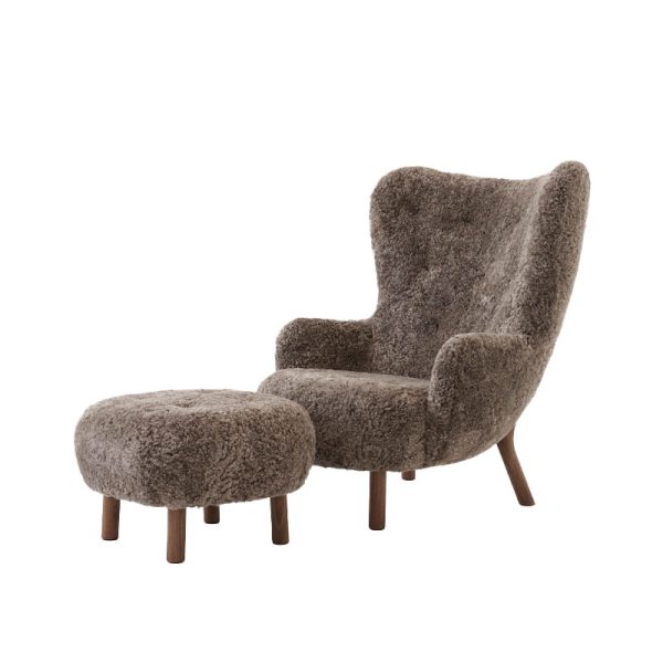 petra lenestol og fotskammel med oljet valnøtt ben og brunt saueskinn fra and tradition