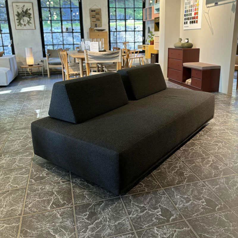 playground sofa fra Eilersen selges fra utstillingen med målene 180 x 95 cm med grått tekstil