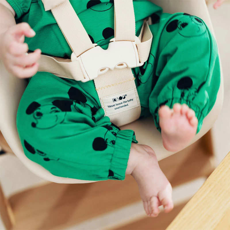 Klapp nyfødtsete til klapp barnesete i desert sand fra kaos