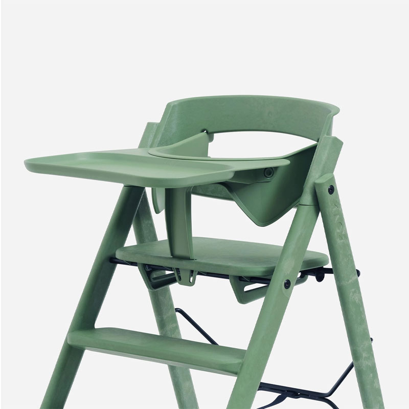 klapp spisebrett og bøyle i fargen mineral green fra kaos