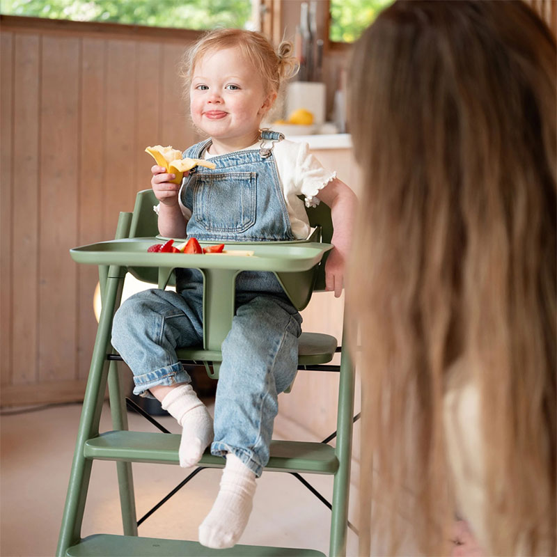 klapp spisebrett og bøyle i fargen mineral green fra kaos