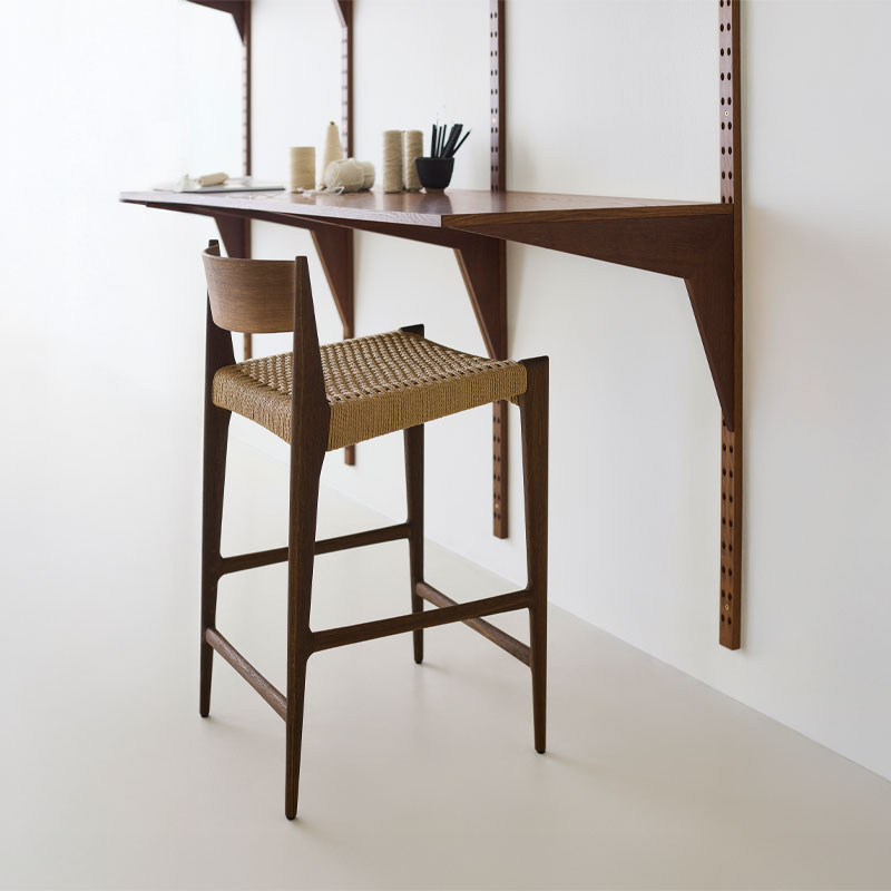 Pia barstol i røkt eik med naturflett fra dK3