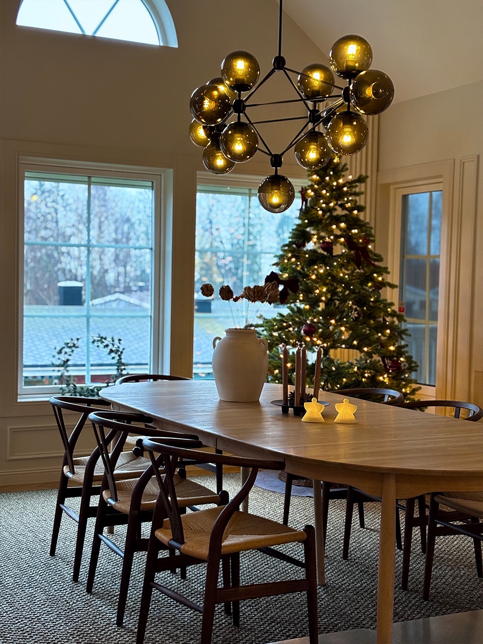 Julehjemmet til Tine-julepynt-jul-juletre-julestake-adventsstake-et hjem-verket interiør-1