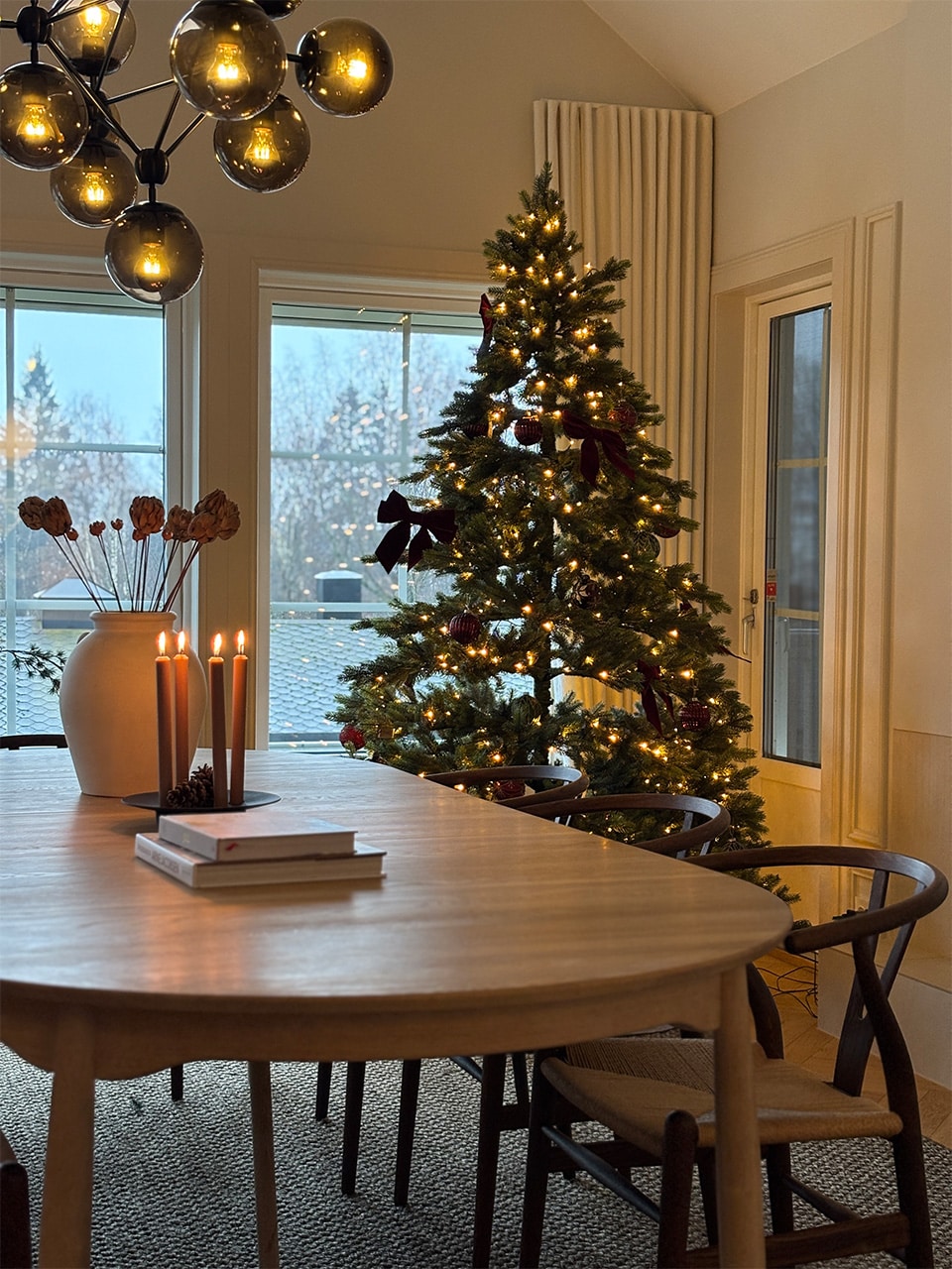 Julehjemmet til Tine-julepynt-jul-juletre-julestake-adventsstake-et hjem-verket interiør-7