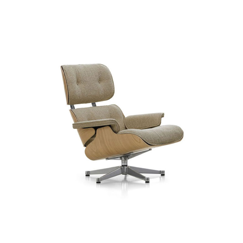 Eames Lounge Chair med chestnut og tekstilet Nubia i fargen bamboo/terra fra vitra