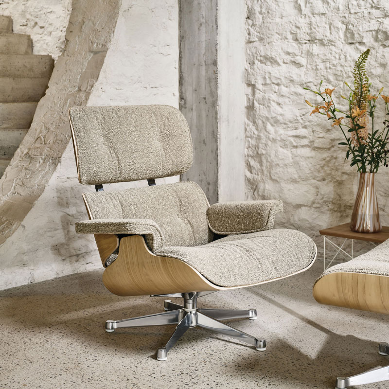 Eames Lounge Chair med ottoman med chestnut og tekstilet Nubia i fargen cream/pearl fra vitra
