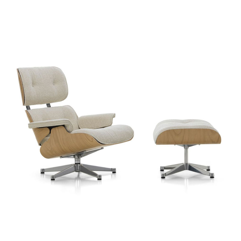 Eames Lounge Chair med ottoman med chestnut og tekstilet Nubia i fargen cream/pearl fra vitra