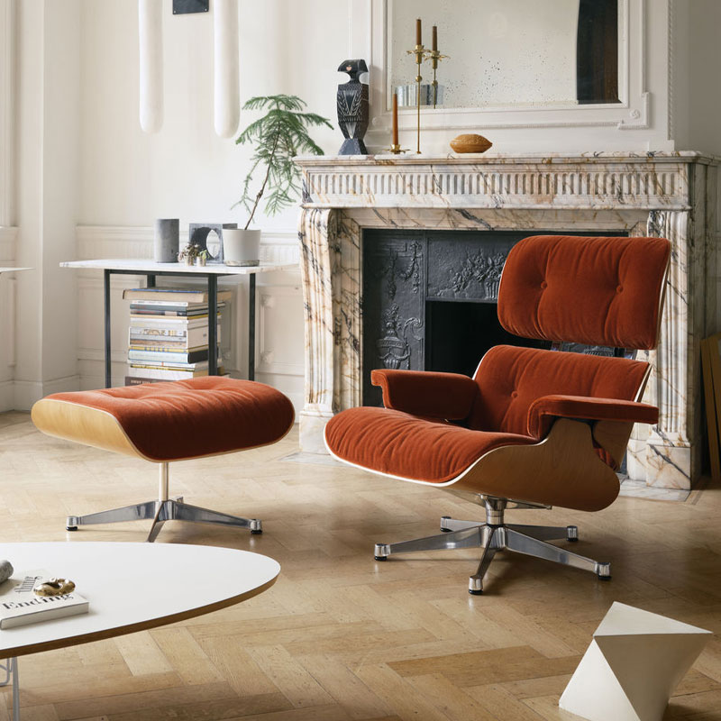 Eames lounge chair med ottoman I cherry med tekstilet calma i fargen cream/pearl fra vitra