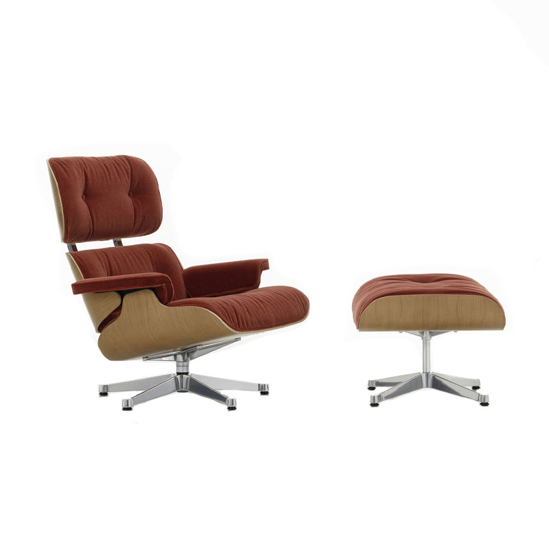 Eames lounge chair med ottoman I cherry med tekstilet calma i fargen cream/pearl fra vitra