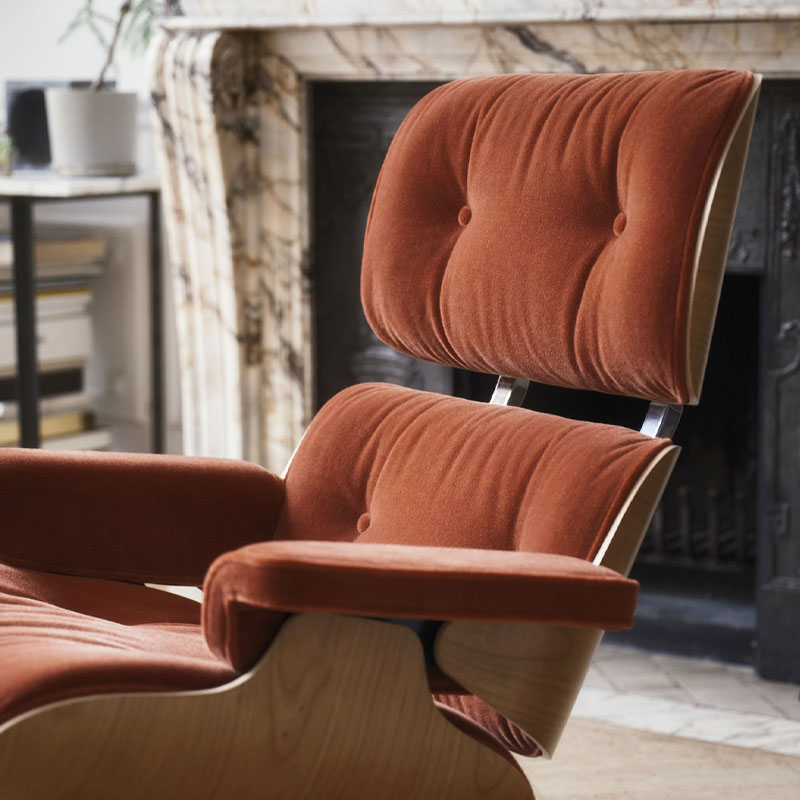 Eames lounge chair med ottoman I cherry med tekstilet calma i fargen cream/pearl fra vitra