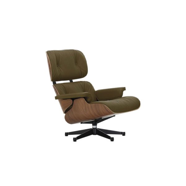 Eames lounge chair I valnøtt med leather premium skinn i fargen khaki fra vitra