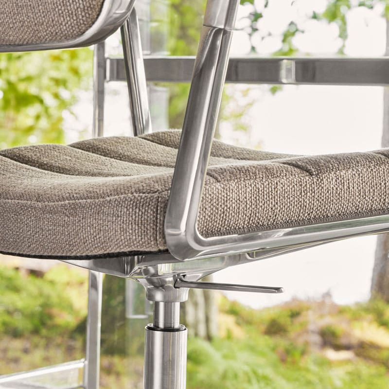 vipp 453+ kontorstol med hev og senk og hjul i mørk sand tekstil og polert aluminiumsramme