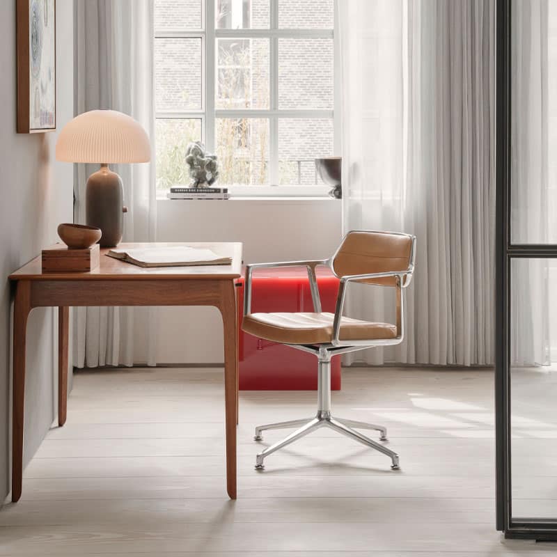 vipp 453 kontorstol med hjul i camelfarget skinn og polert aluminiumsramme
