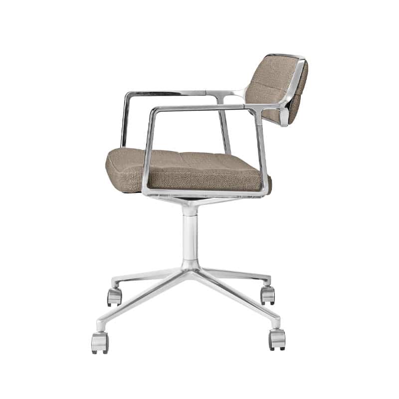 vipp 453 kontorstol med hjul i mørk sand tekstil og polert aluminiumsramme