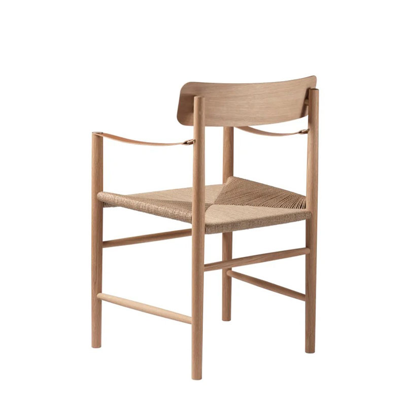 J186 Hesbjerg spisestol i oljet eik med papirflett i setet og armlener i skinn fra FDB Møbler