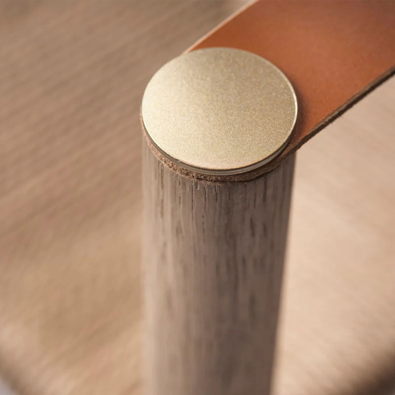 J186 Hesbjerg spisestol i oljet eik med papirflett i setet og armlener i skinn fra FDB MøblerJ186 Hesbjerg spisestol i oljet eik med papirflett i setet og armlener i skinn fra FDB Møbler