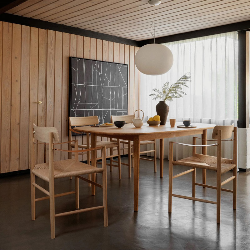 J186 Hesbjerg spisestol i oljet eik med papirflett i setet og armlener i skinn fra FDB Møbler