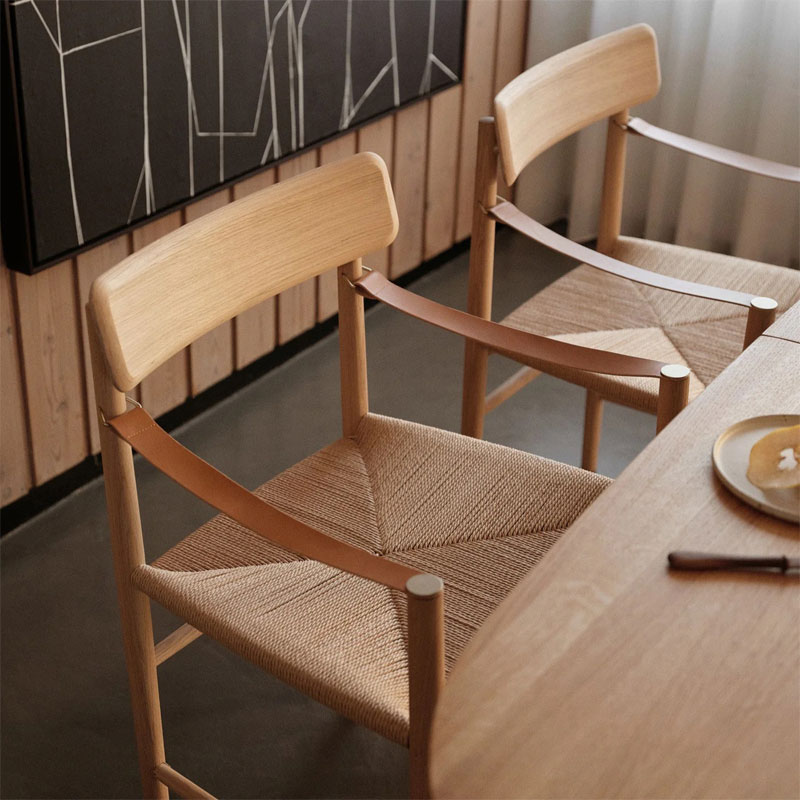 J186 Hesbjerg spisestol i oljet eik med papirflett i setet og armlener i skinn fra FDB Møbler