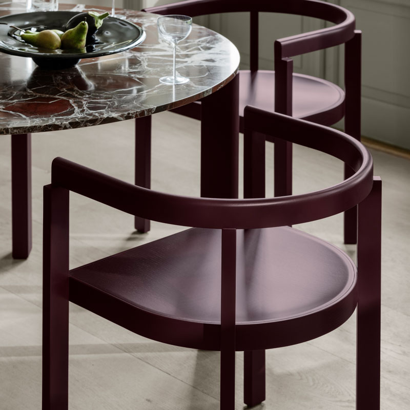 after spisestil I farget ask I burgunder fra fritz Hansen