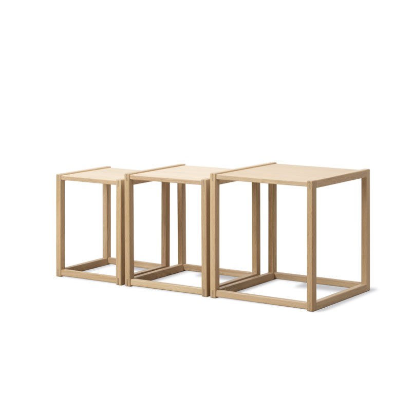 bm375 nesting sofabord i lysoljet eik. sidebord i sett av tre fra fredericia
