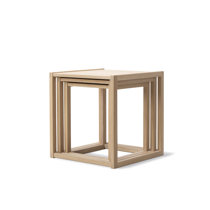 bm375 nesting sofabord i lysoljet eik. sidebord i sett av tre fra fredericia