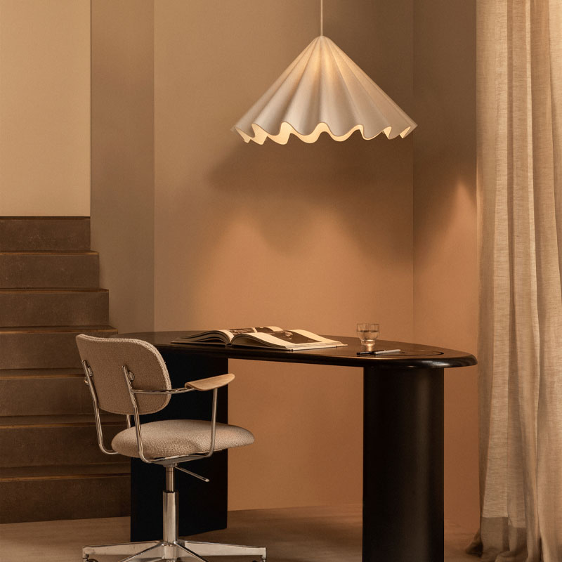 Dancing tekstillampe med bølger i hvitt fra Audo