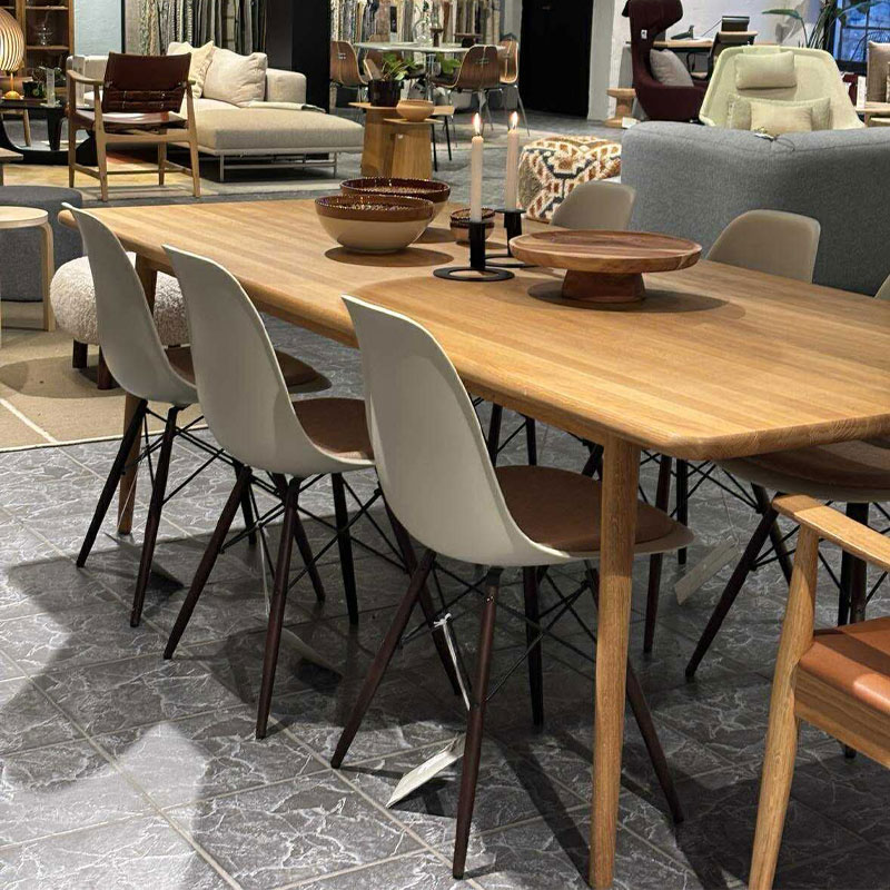 dsw Eames plastic side chair selges fra utstillingen