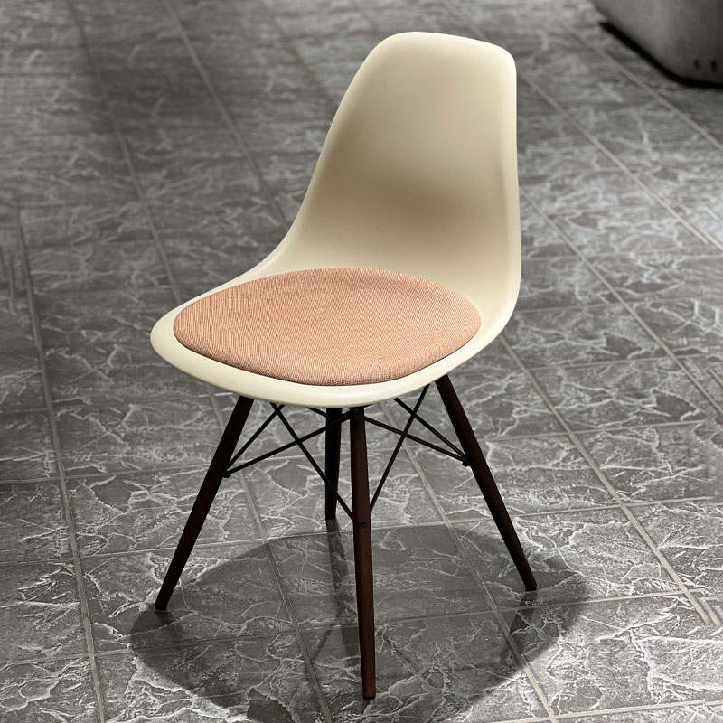 dsw Eames plastic side chair selges fra utstillingen